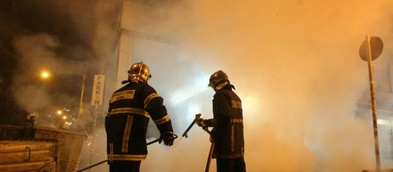 Έβαλαν φωτιά σε πολυκατοικία που έμενε αστυνομικός: Παραλίγο να καούν οι ένοικοι! (βίντεο)